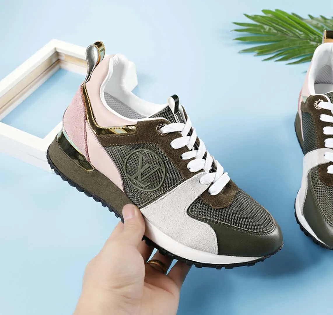 👟👟Ex-factory price 400👟👟 Men's size +10 Couple style, 2019 spring and summer new LOUIS VUITTON The same style of casual sports shoes is launched on Louis Vuitton's official website. Fabric: imported cowhide/cow velvet/breathable mesh, (imported mesh with silicone LV logo), rubber combination outsole, 2cm behind the sole, built-in 0.5cm comfortable feet, size 35-41 for women, 39-46 for men, welcome new and old customers to repost pictures for sale